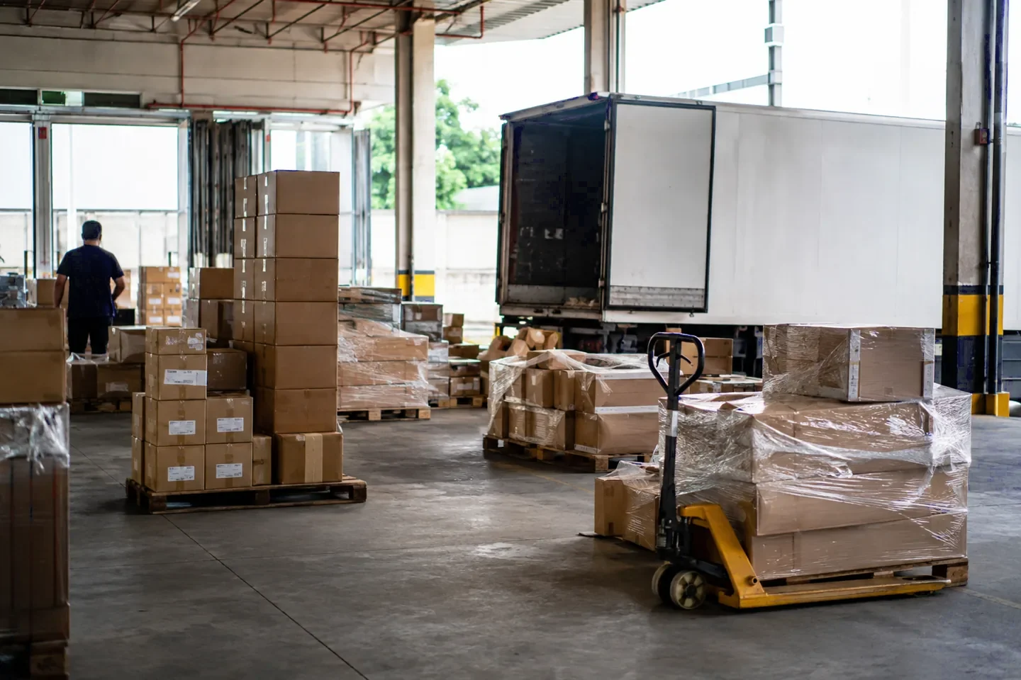 Volumes fracionados organizados em pallets para expedição