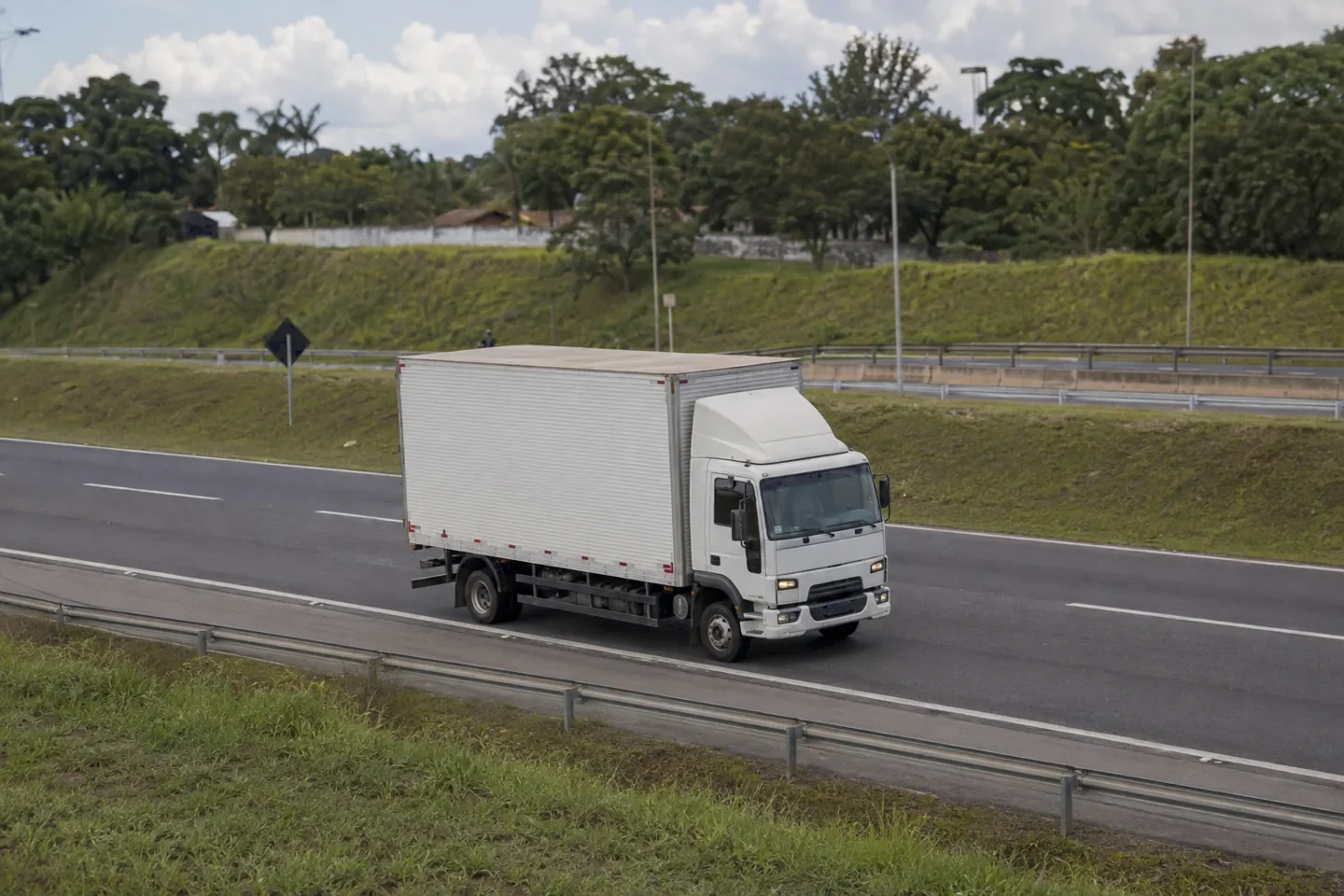 Caminhão de transporte dedicado em rodovia do estado de São Paulo
